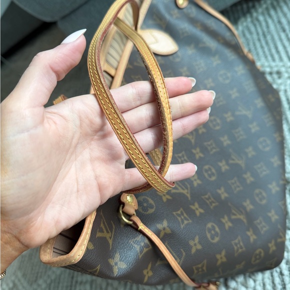 Louis Vuitton Neverfull MM Monogram Beige Interior - Picture 6 of 16